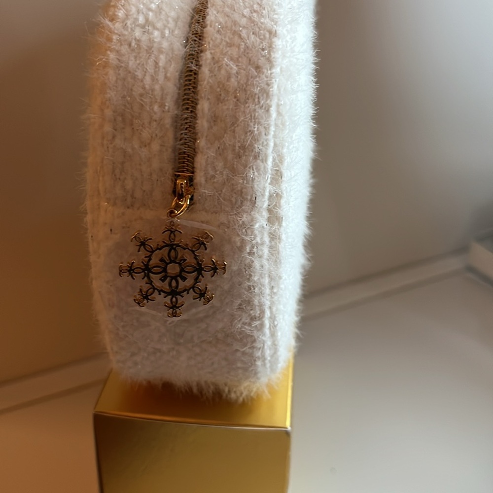 Chanel makeup bag - Picture 2 of 2